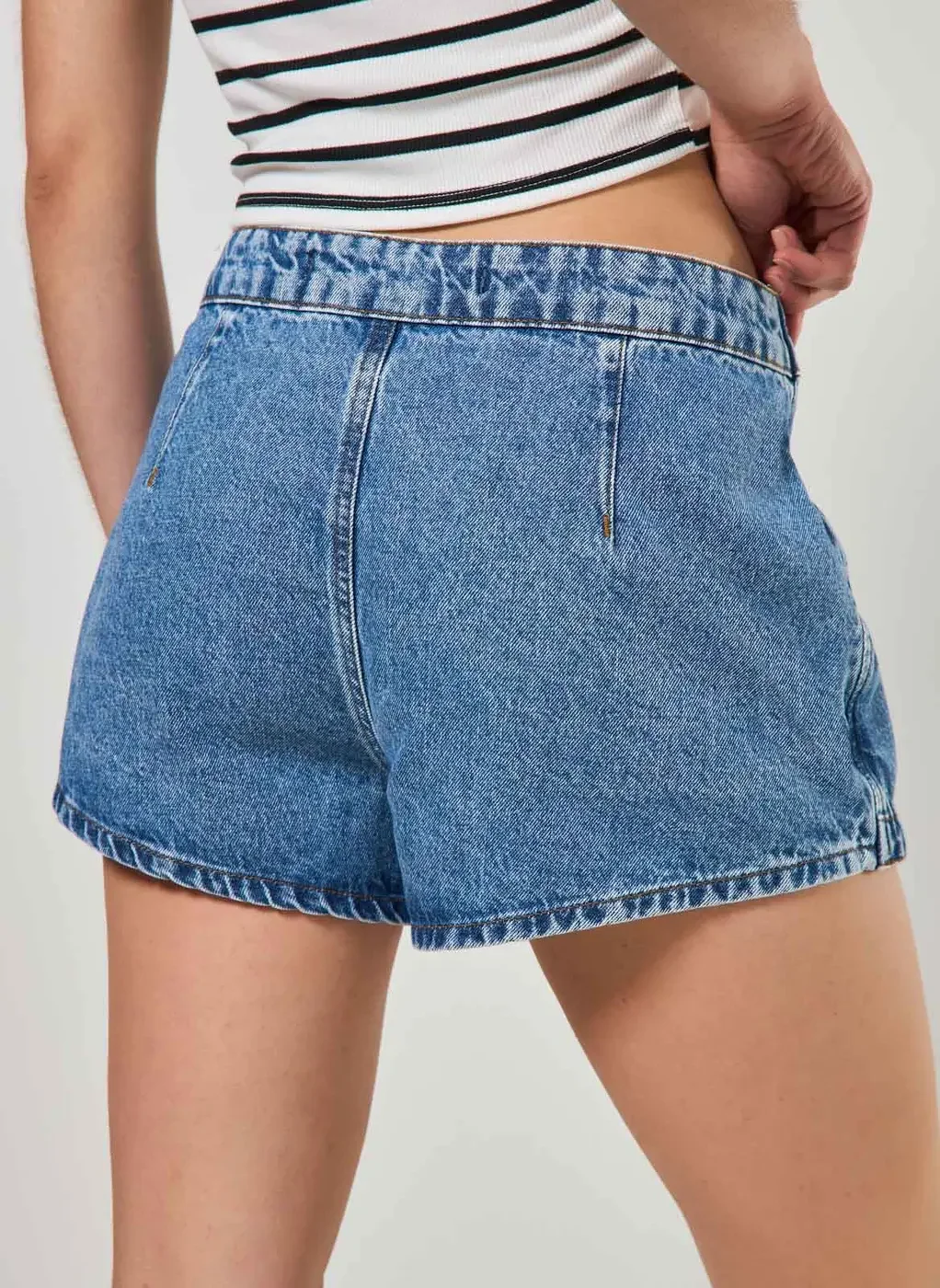 Short Saia Jeans Botão Deslocado