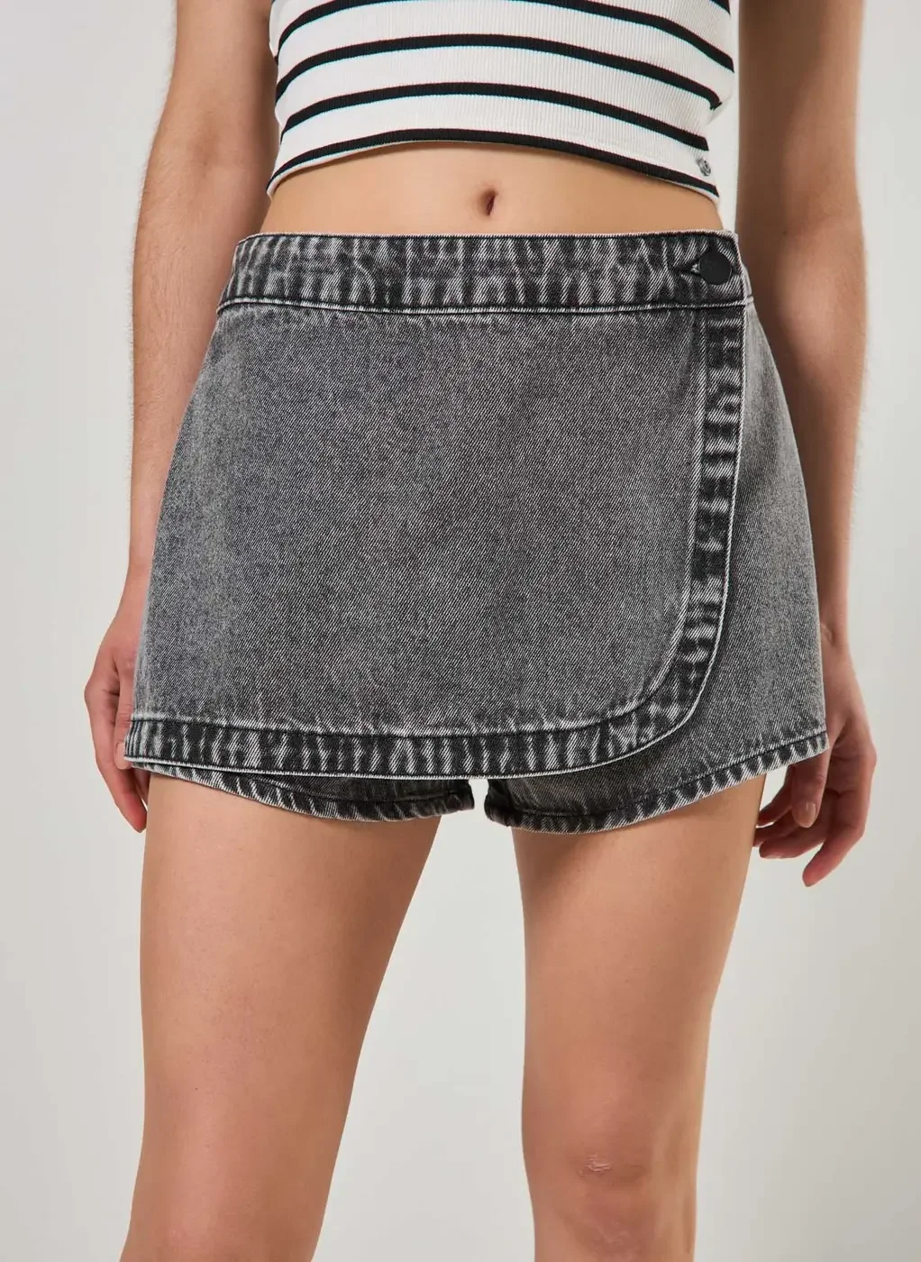 Short Saia Jeans Botão Deslocado