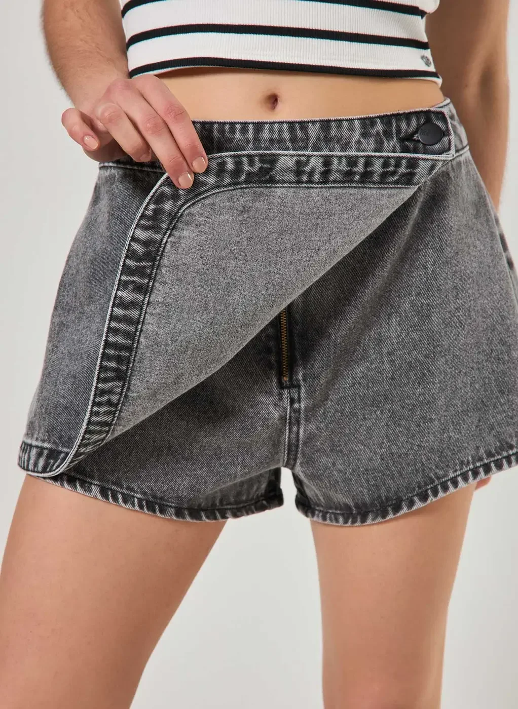 Short Saia Jeans Botão Deslocado