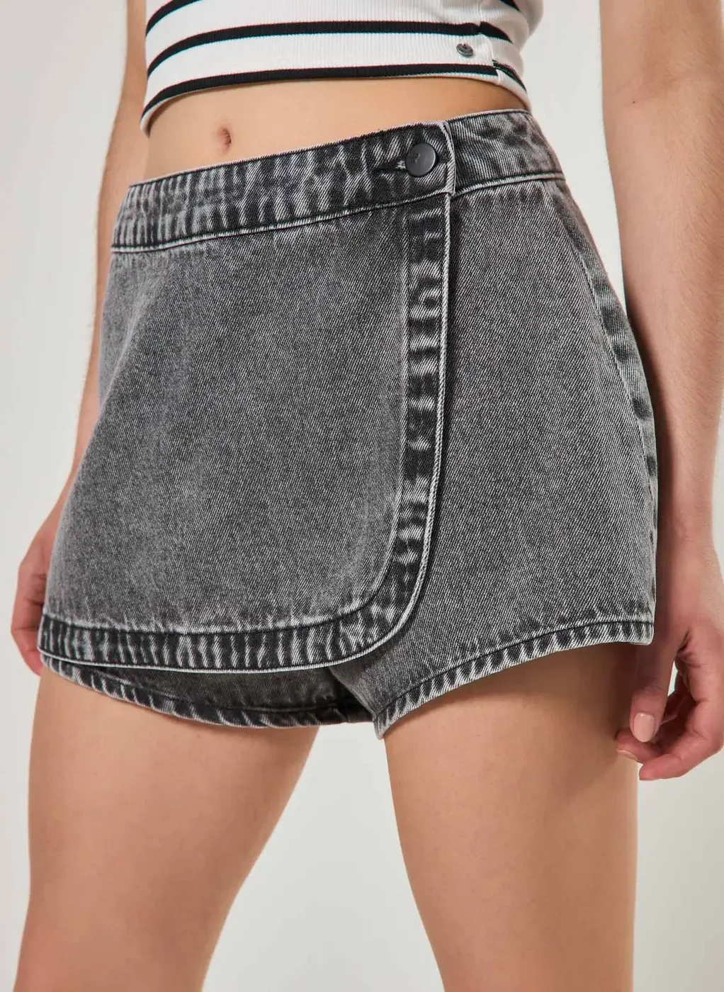 Short Saia Jeans Botão Deslocado