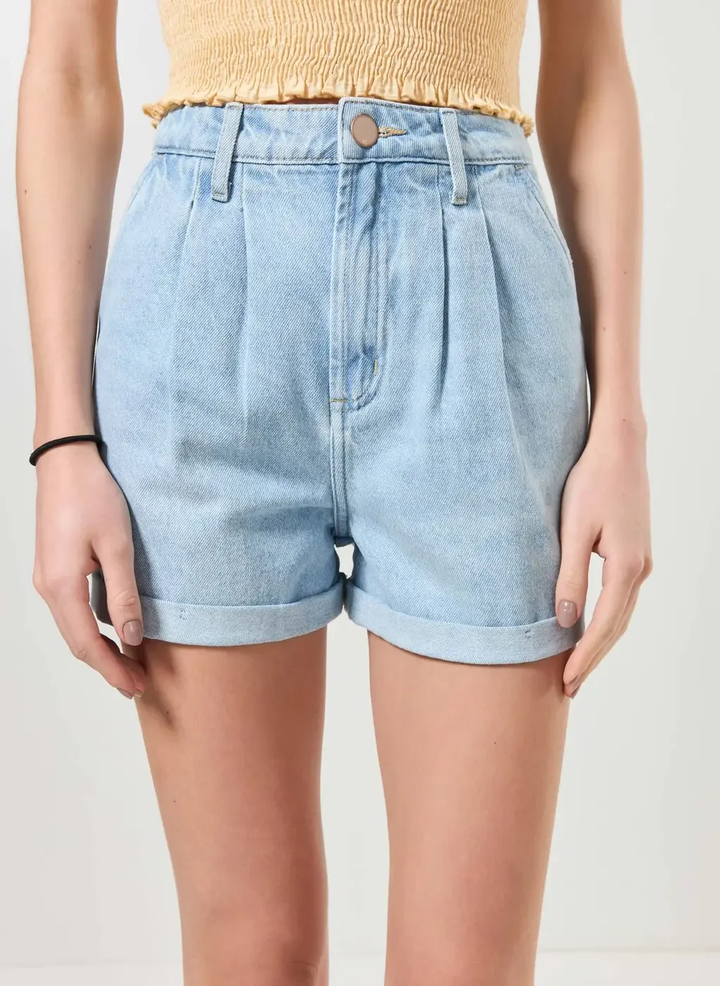 Short Jeans Claro Com Pregas