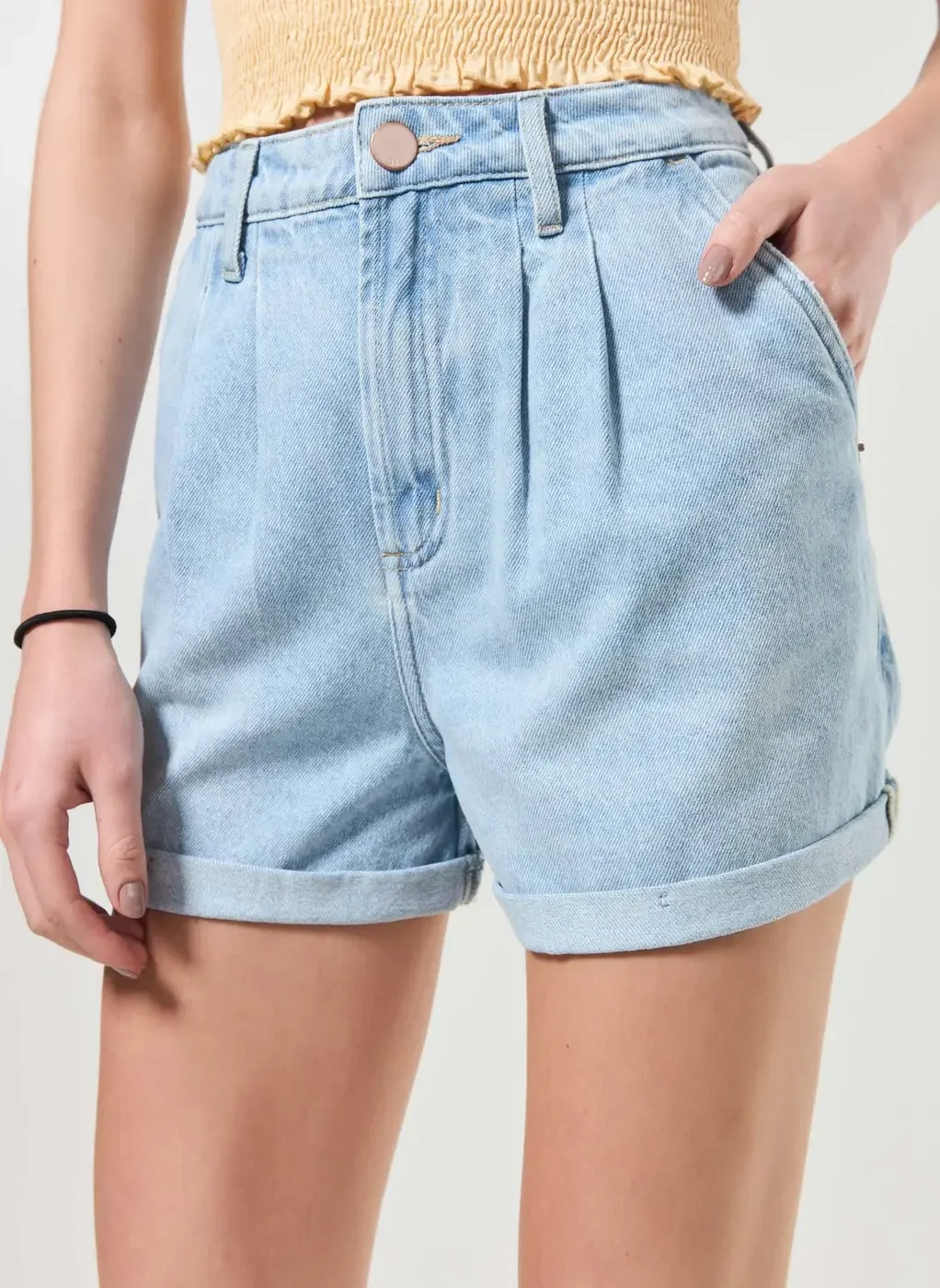 Short Jeans Claro Com Pregas