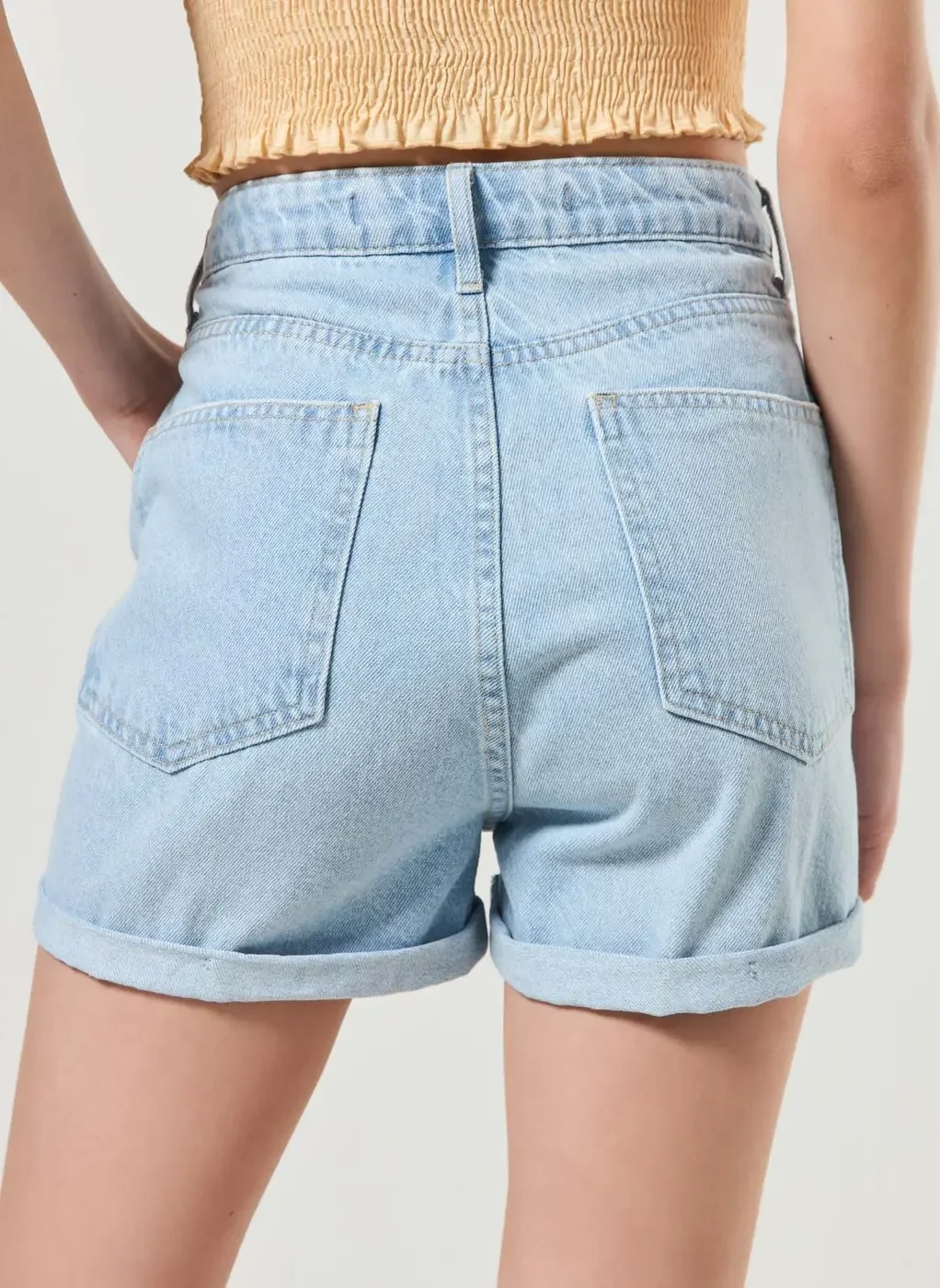 Short Jeans Claro Com Pregas