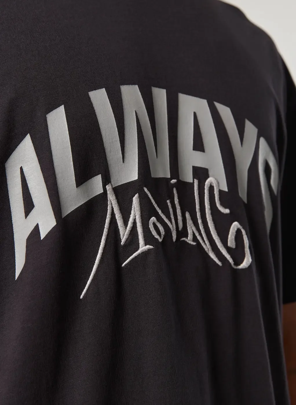 Camiseta Preta Box Always Moving