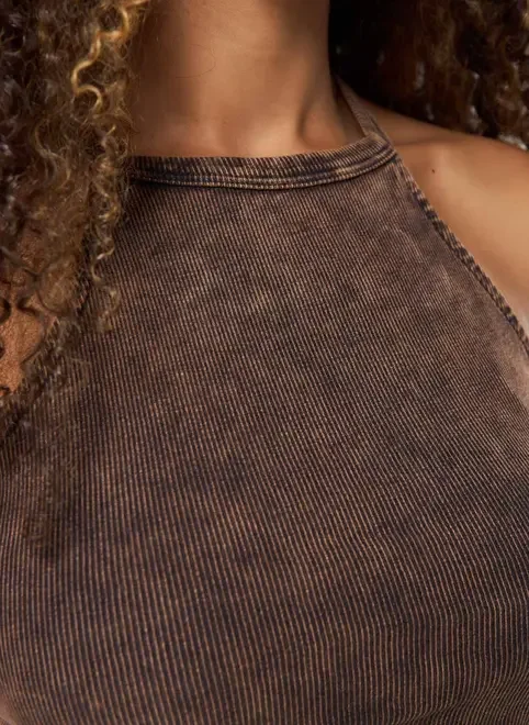 Regata Cropped Canelada Em Preto Estonado