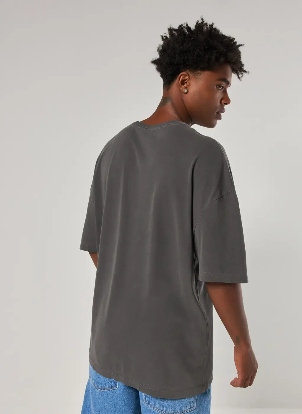 Camiseta Preta Oversized Holiday