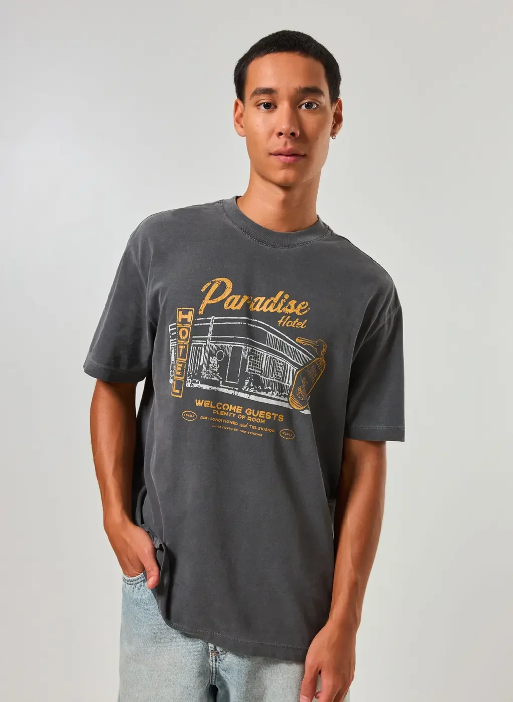 Camiseta Preta Estonada Box Hotel