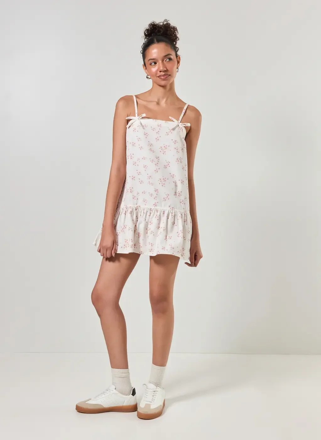 Vestido Sarja Off-White Com Florzinhas