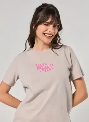 Camiseta Areia Com Escrito Rosa