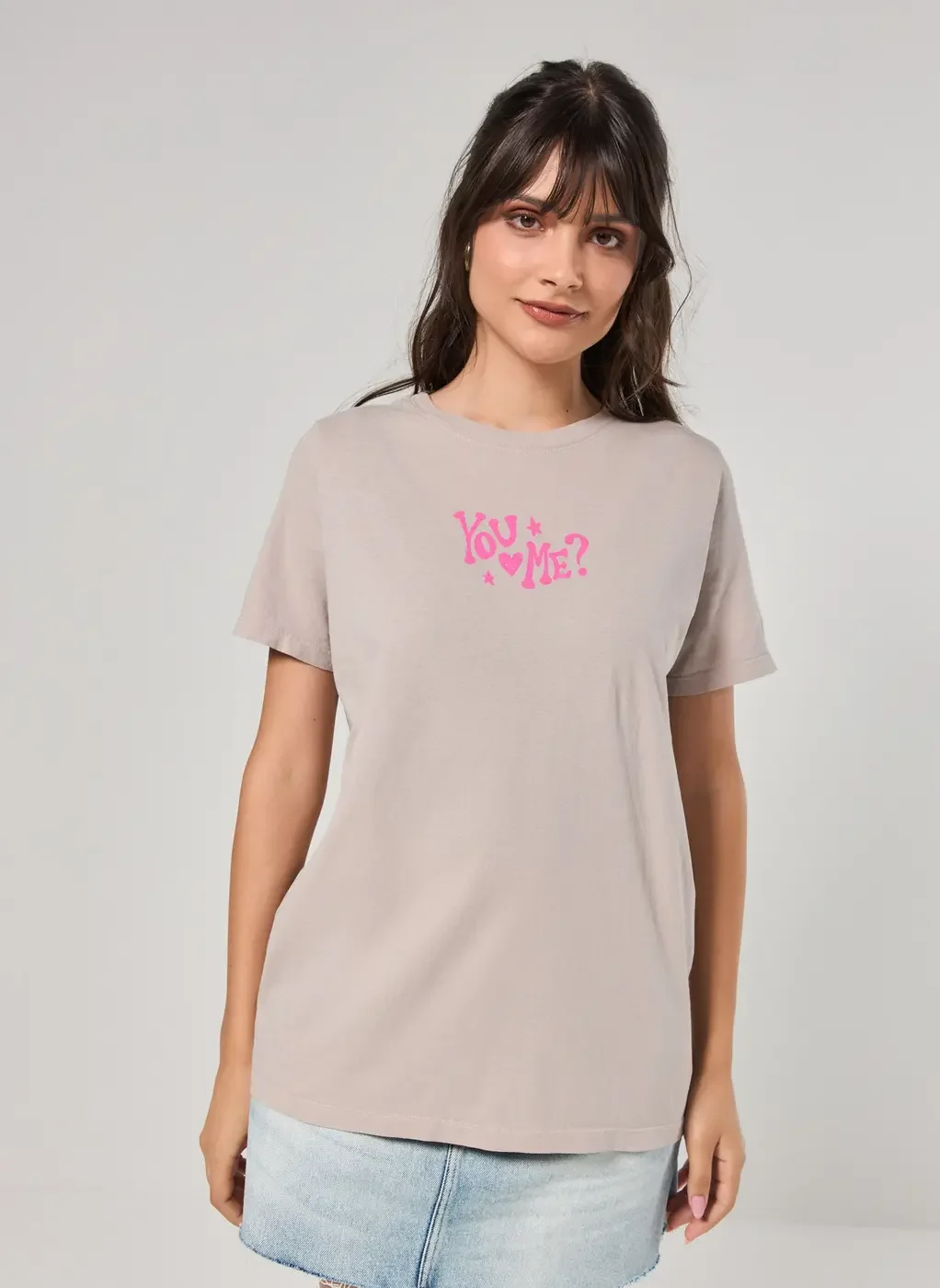 Camiseta Areia Com Escrito Rosa