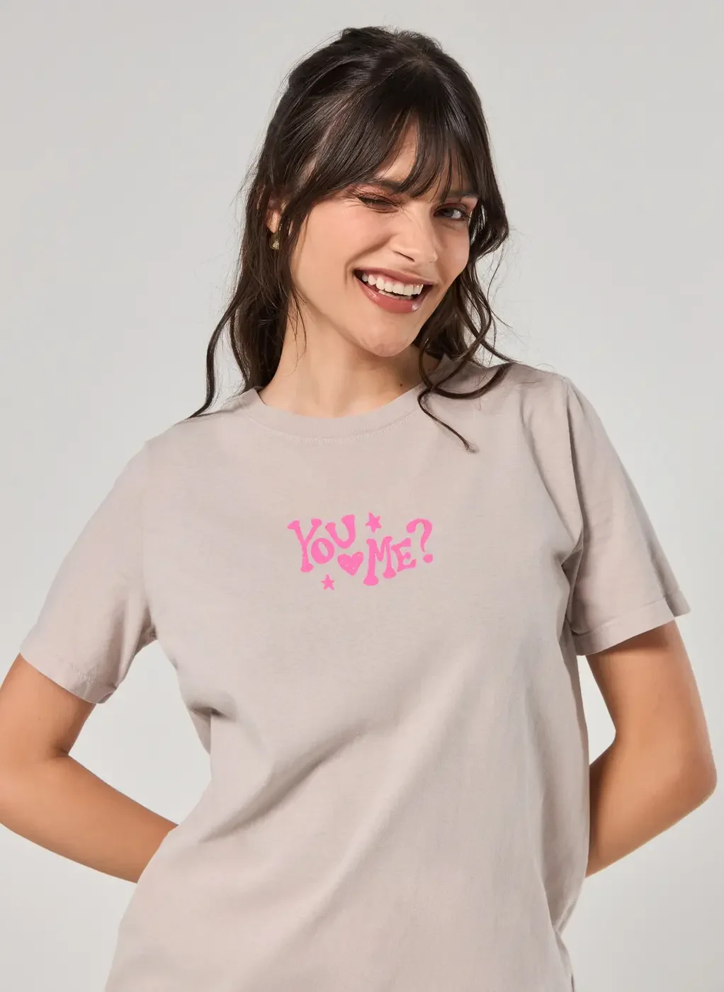 Camiseta Areia Com Escrito Rosa