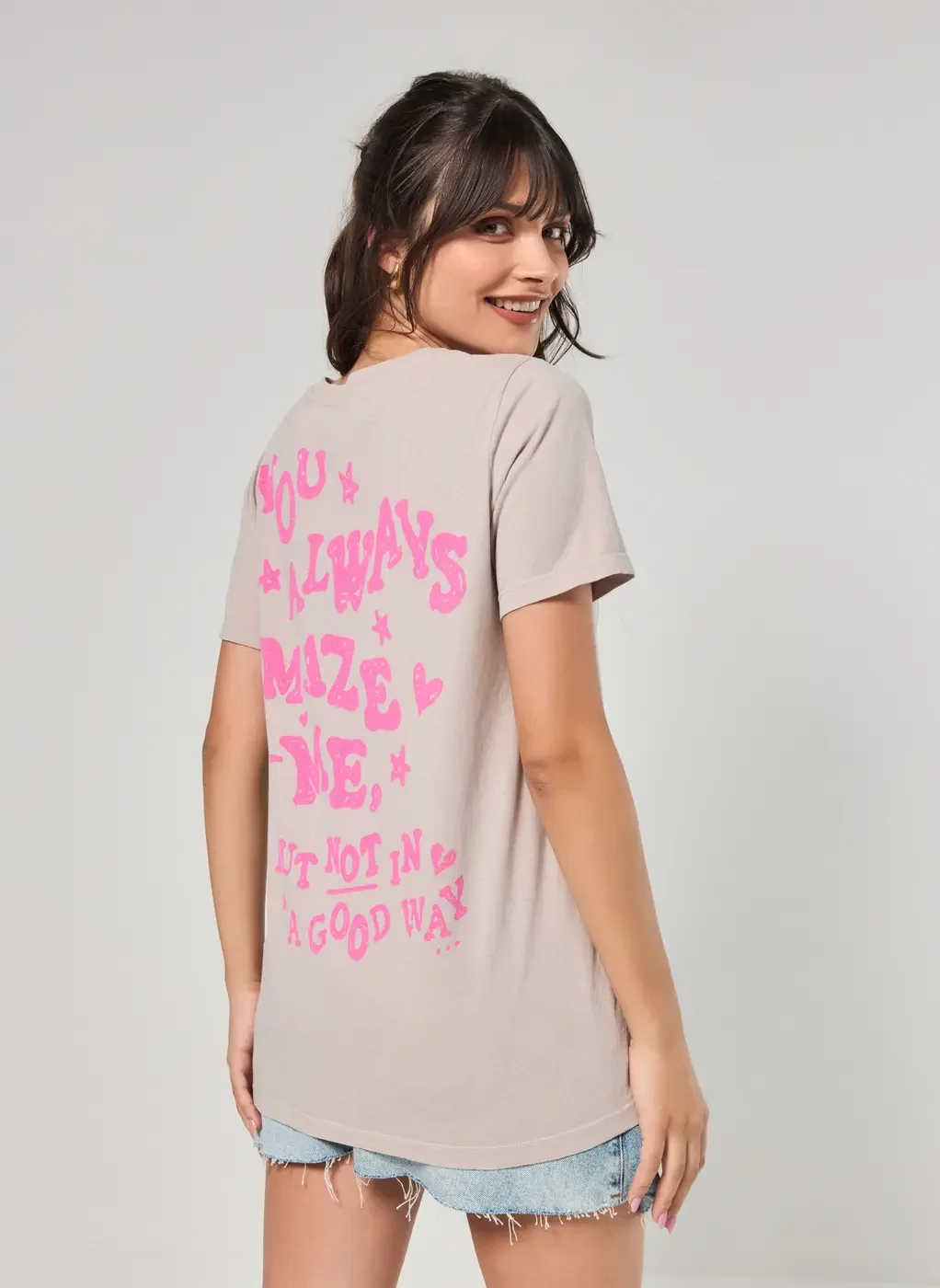Camiseta Areia Com Escrito Rosa
