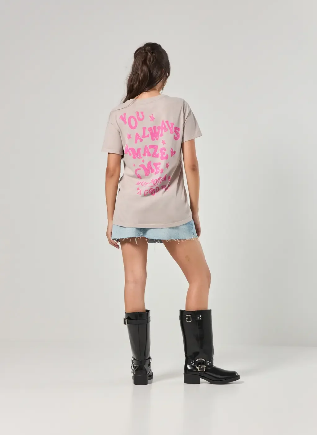 Camiseta Areia Com Escrito Rosa