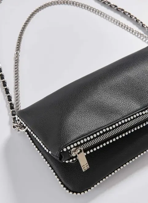 Bolsa Preta Poliuretano Tachinhas E Correntes Prateadas