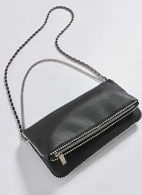 Bolsa Preta Poliuretano Tachinhas E Correntes Prateadas