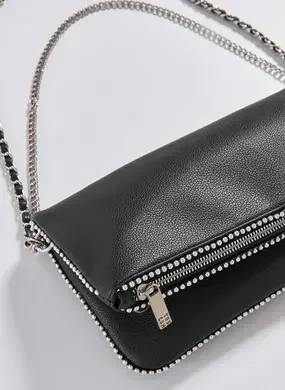 Bolsa Preta Poliuretano Tachinhas E Correntes Prateadas