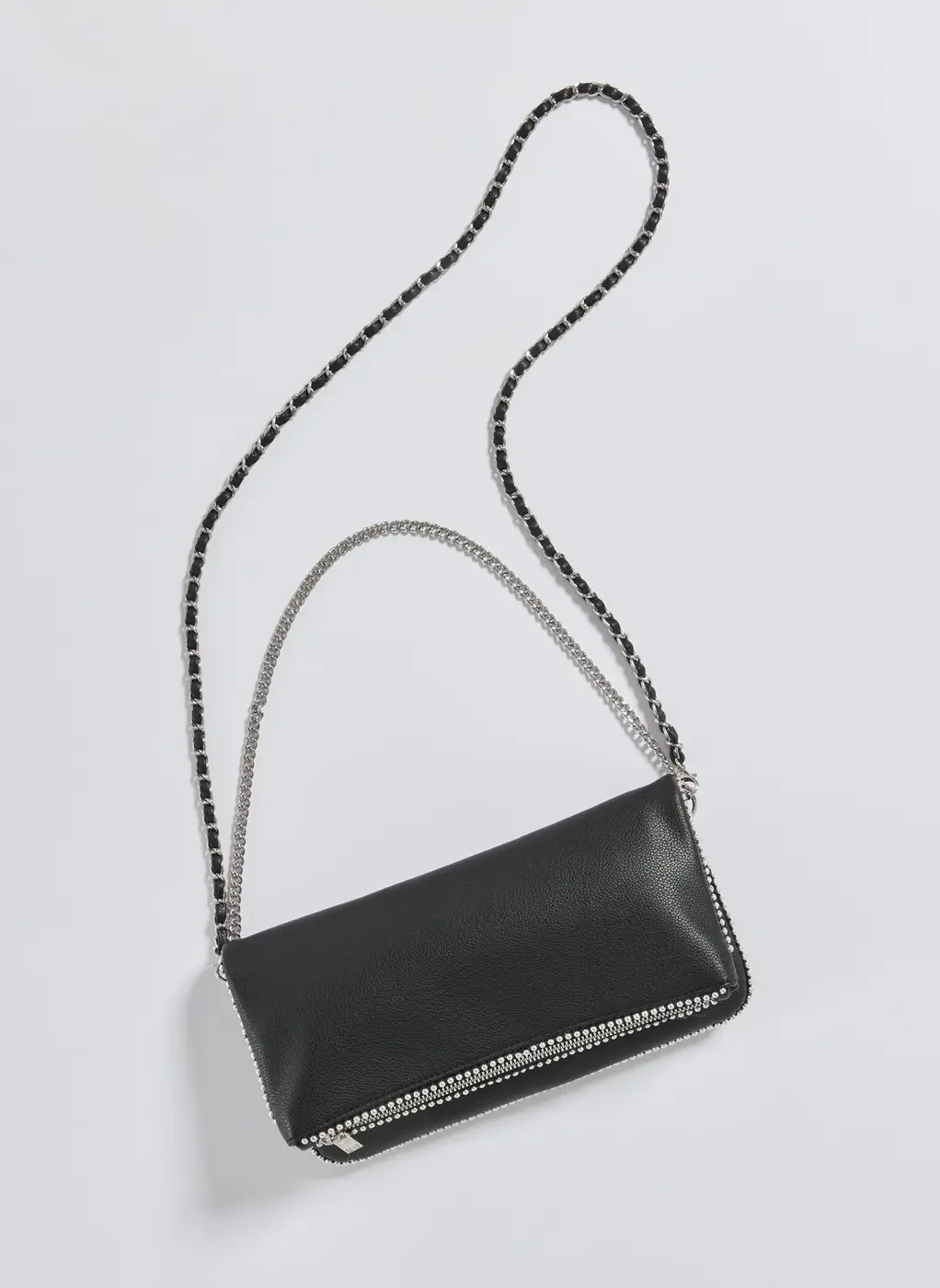 Bolsa Preta Poliuretano Tachinhas E Correntes Prateadas