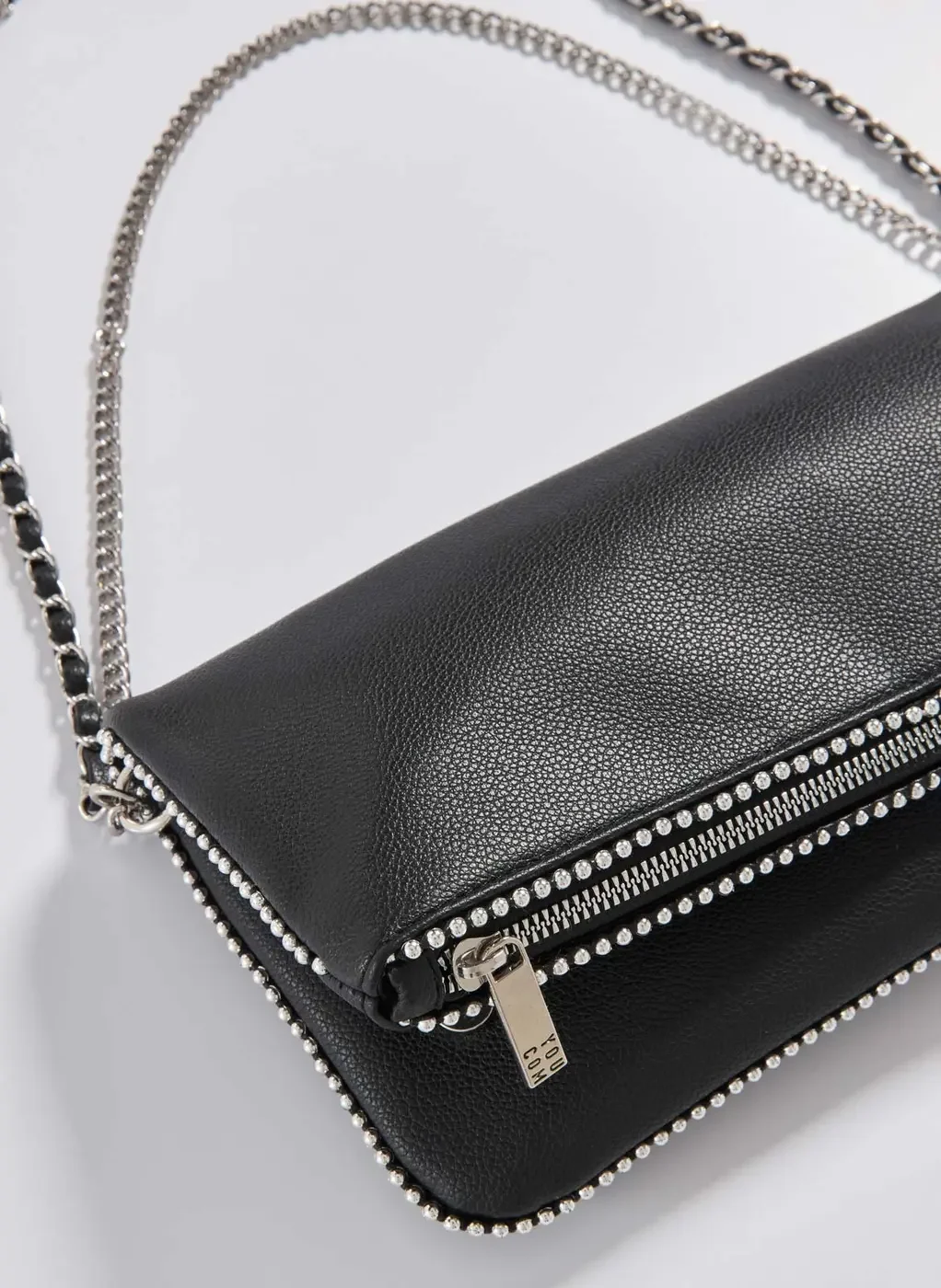 Bolsa Preta Poliuretano Tachinhas E Correntes Prateadas