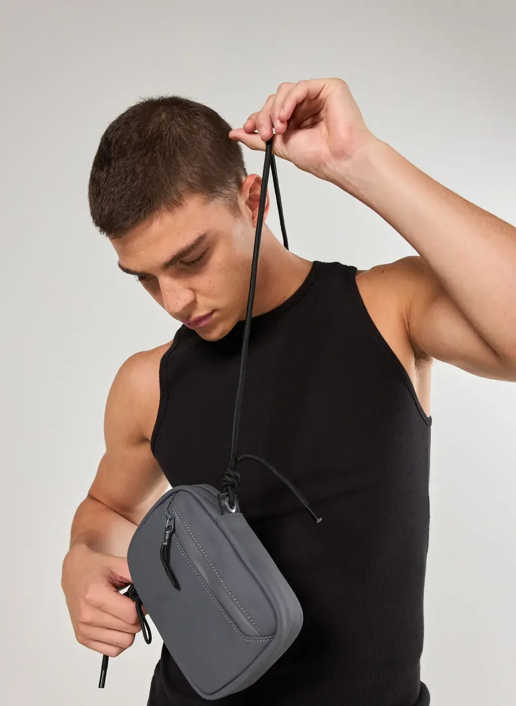 Bolsa Crossbody Cinza Com Cordas