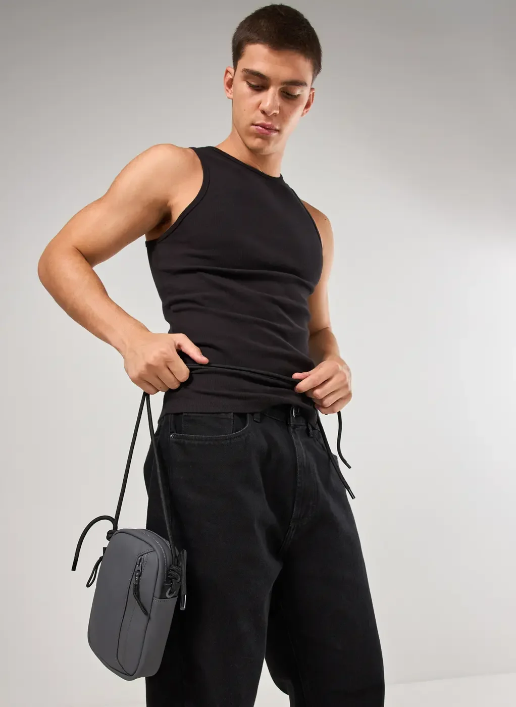 Bolsa Crossbody Cinza Com Cordas