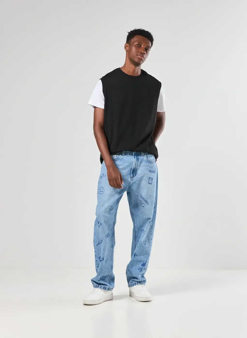 Calça Jeans Reta Com Desenhos