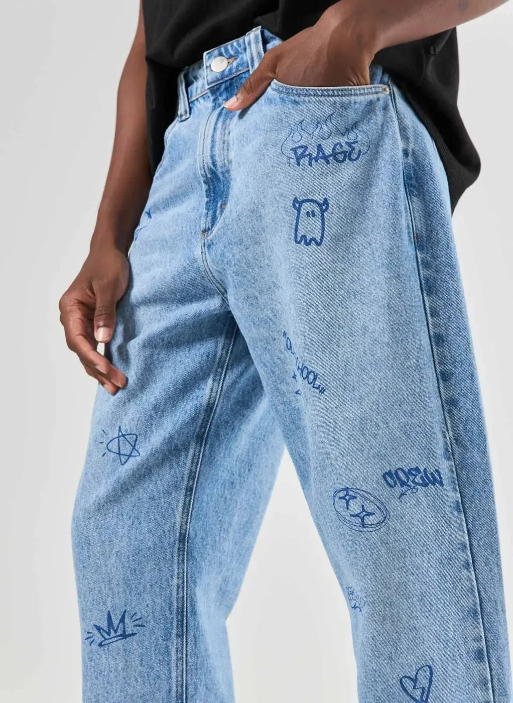 Calça Jeans Reta Com Desenhos