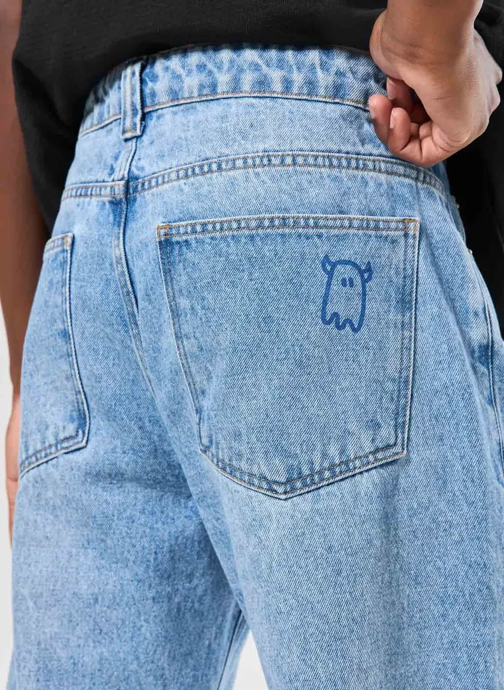 Calça Jeans Reta Com Desenhos