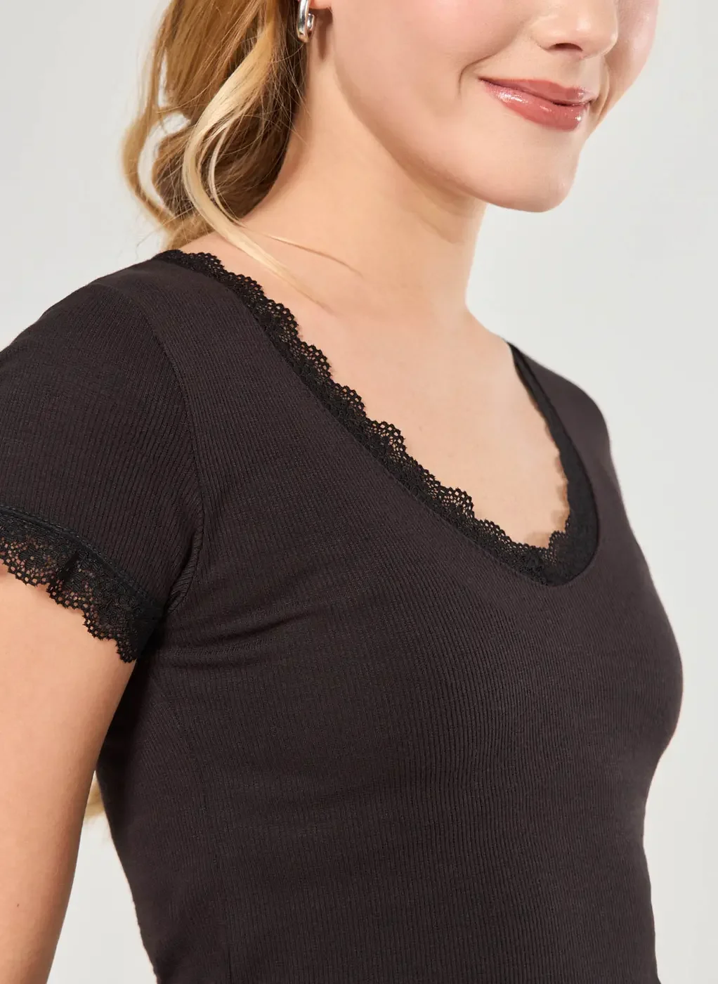 Cropped Preto Detalhes Renda