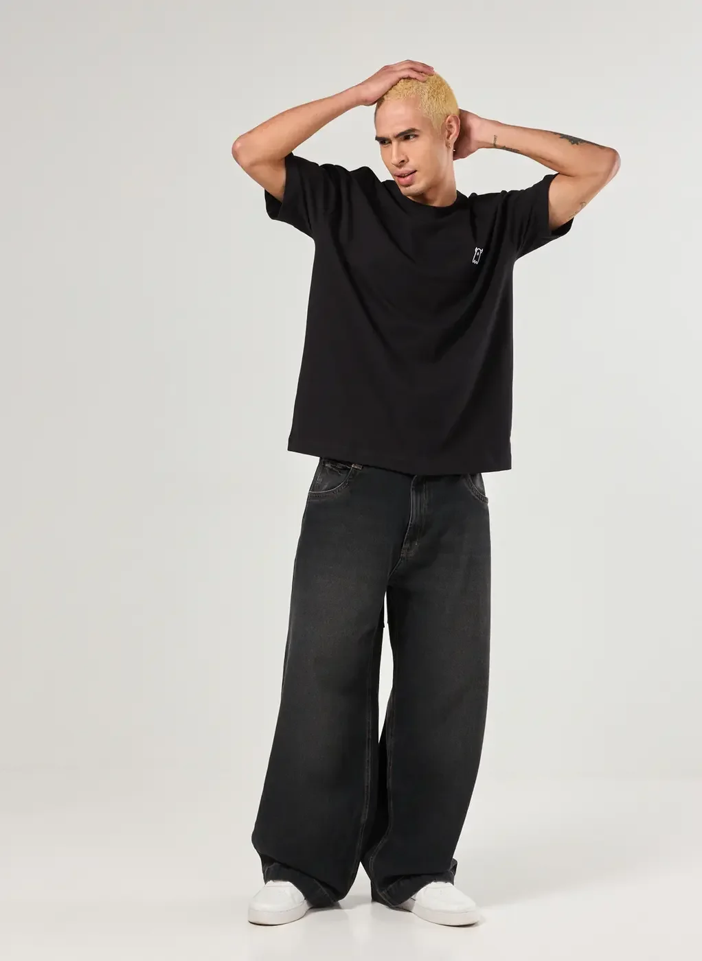 Camiseta Relaxed Preta Bordado Fantasma