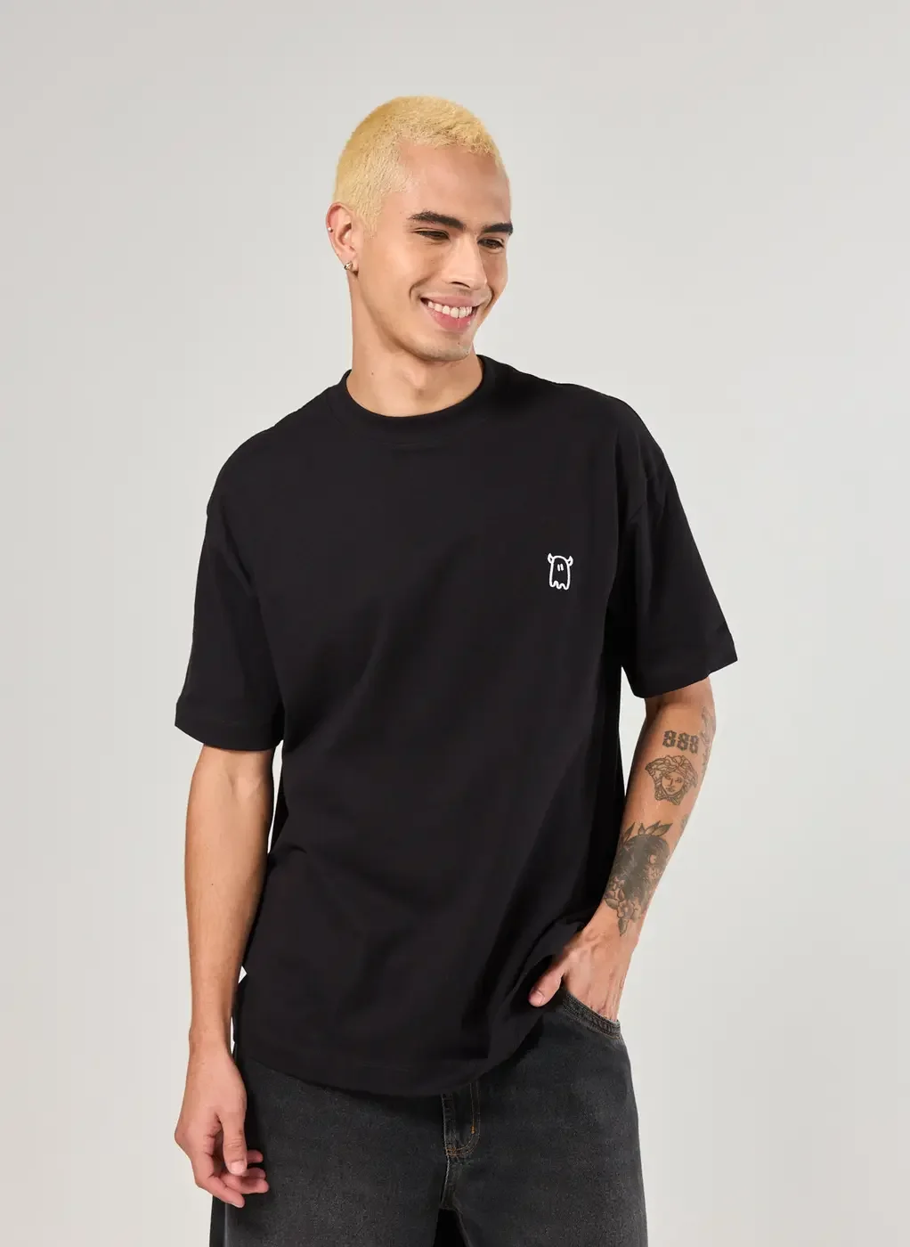 Camiseta Relaxed Preta Bordado Fantasma