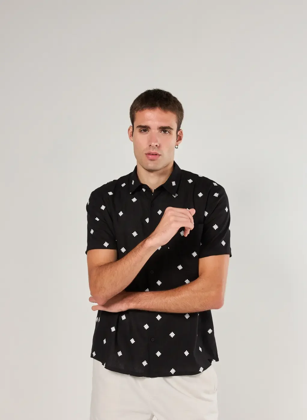 Camisa Comfort Linho Preta Bordado