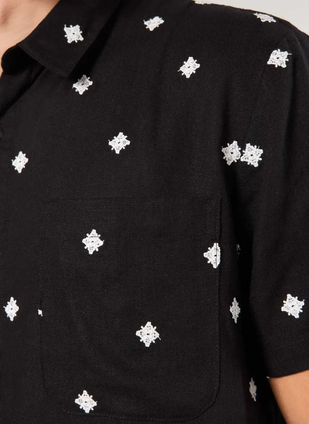 Camisa Comfort Linho Preta Bordado