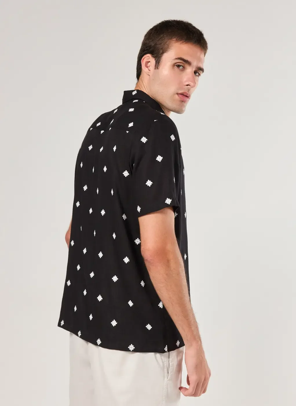 Camisa Comfort Linho Preta Bordado