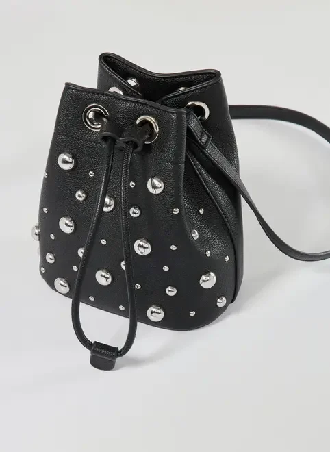 Bolsa Bucket Preta Tachas Prateadas