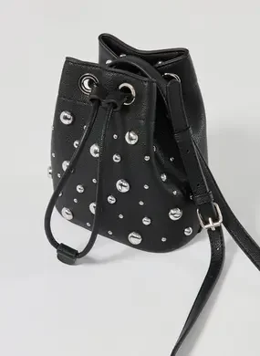 Bolsa Bucket Preta Tachas Prateadas
