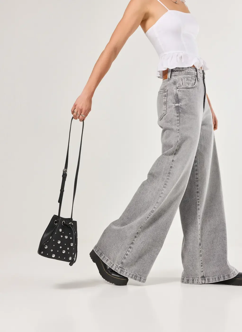 Bolsa Bucket Preta Tachas Prateadas