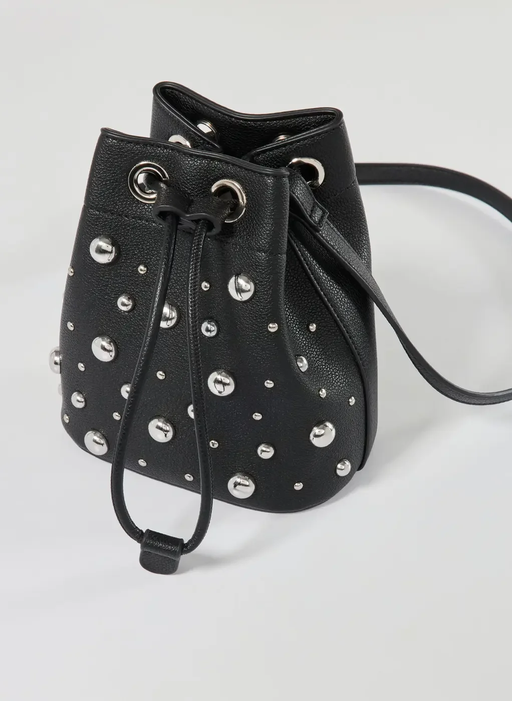 Bolsa Bucket Preta Tachas Prateadas