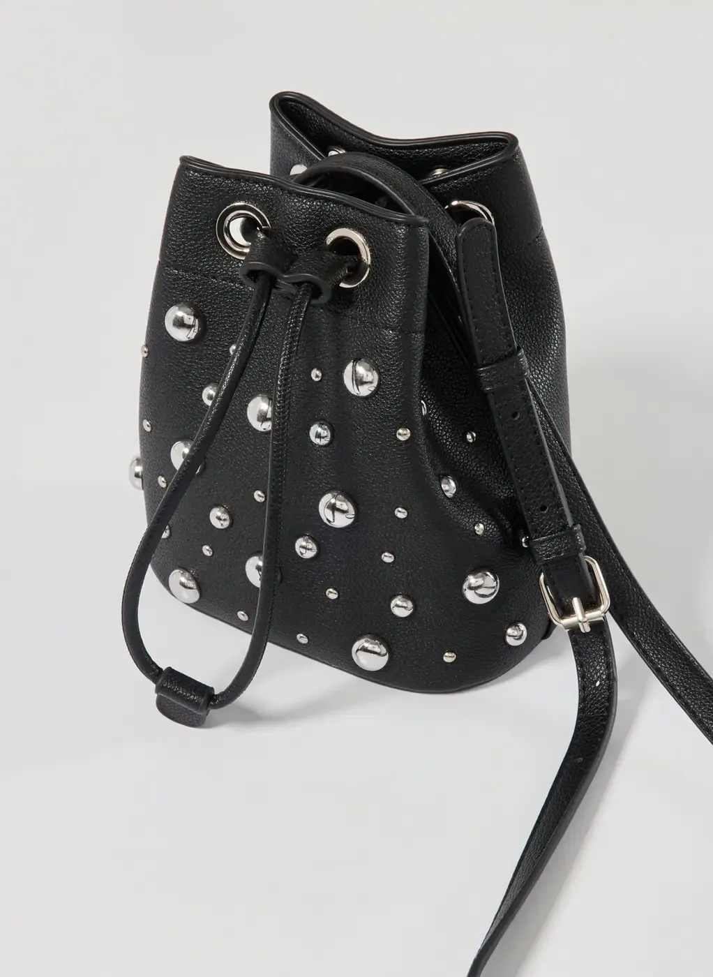 Bolsa Bucket Preta Tachas Prateadas