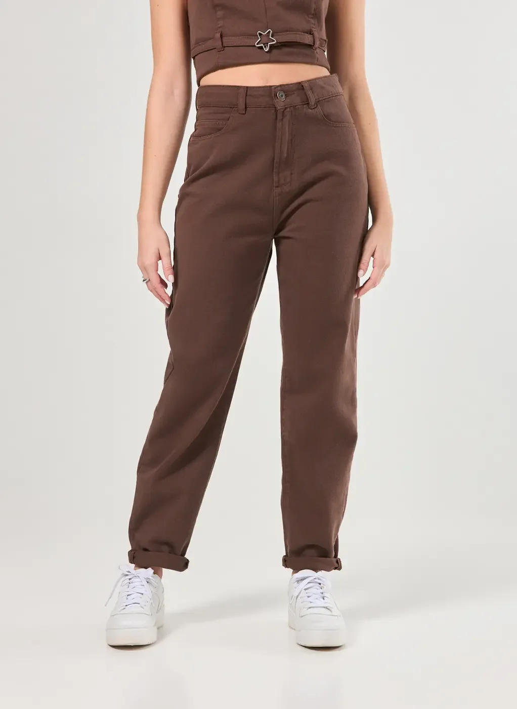 Calça Mom Sarja Marrom