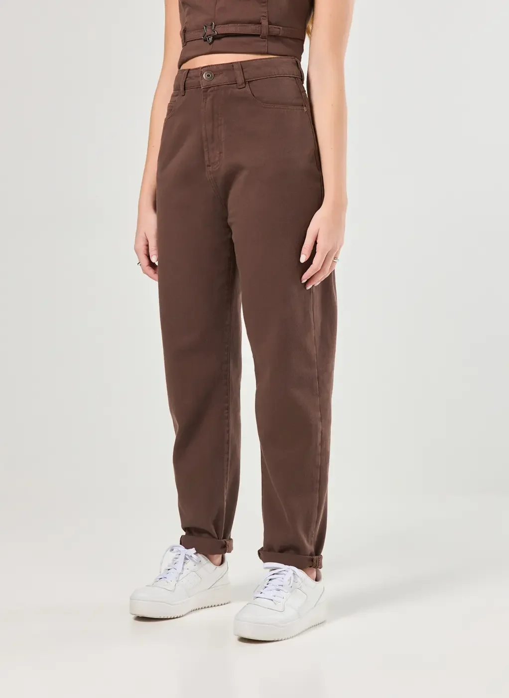 Calça Mom Sarja Marrom