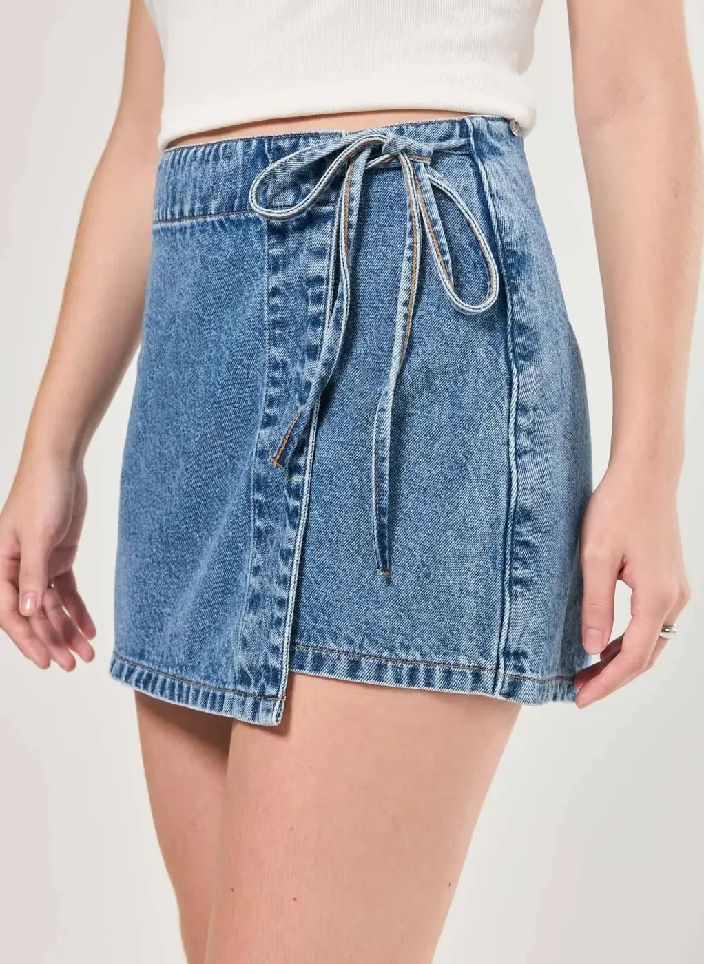 Short Saia Jeans Médio Com Amarração