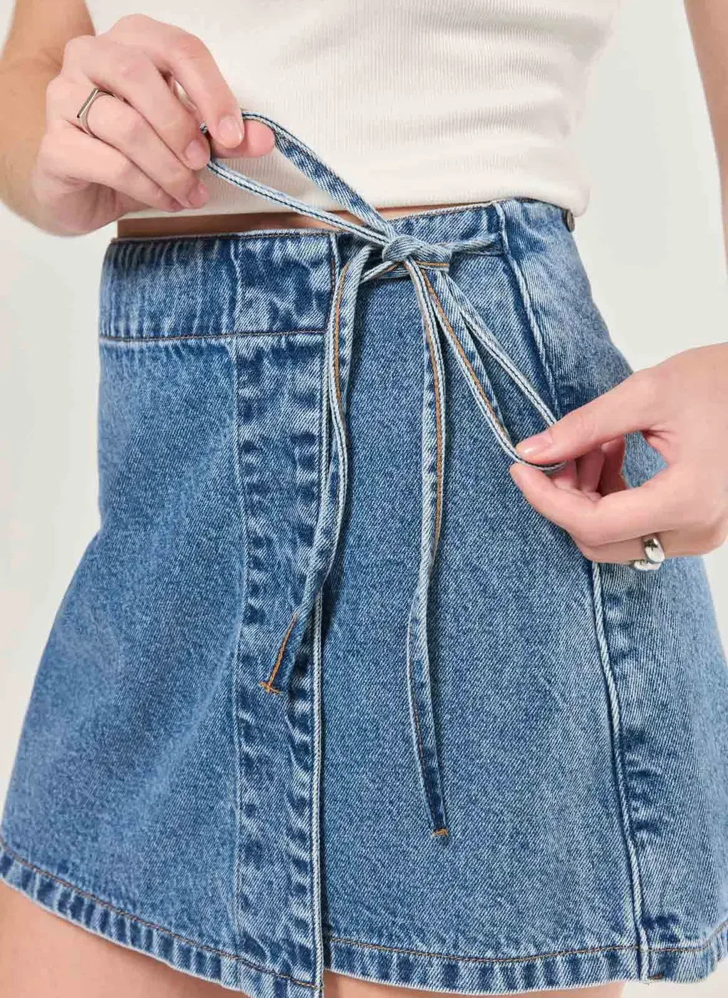 Short Saia Jeans Médio Com Amarração