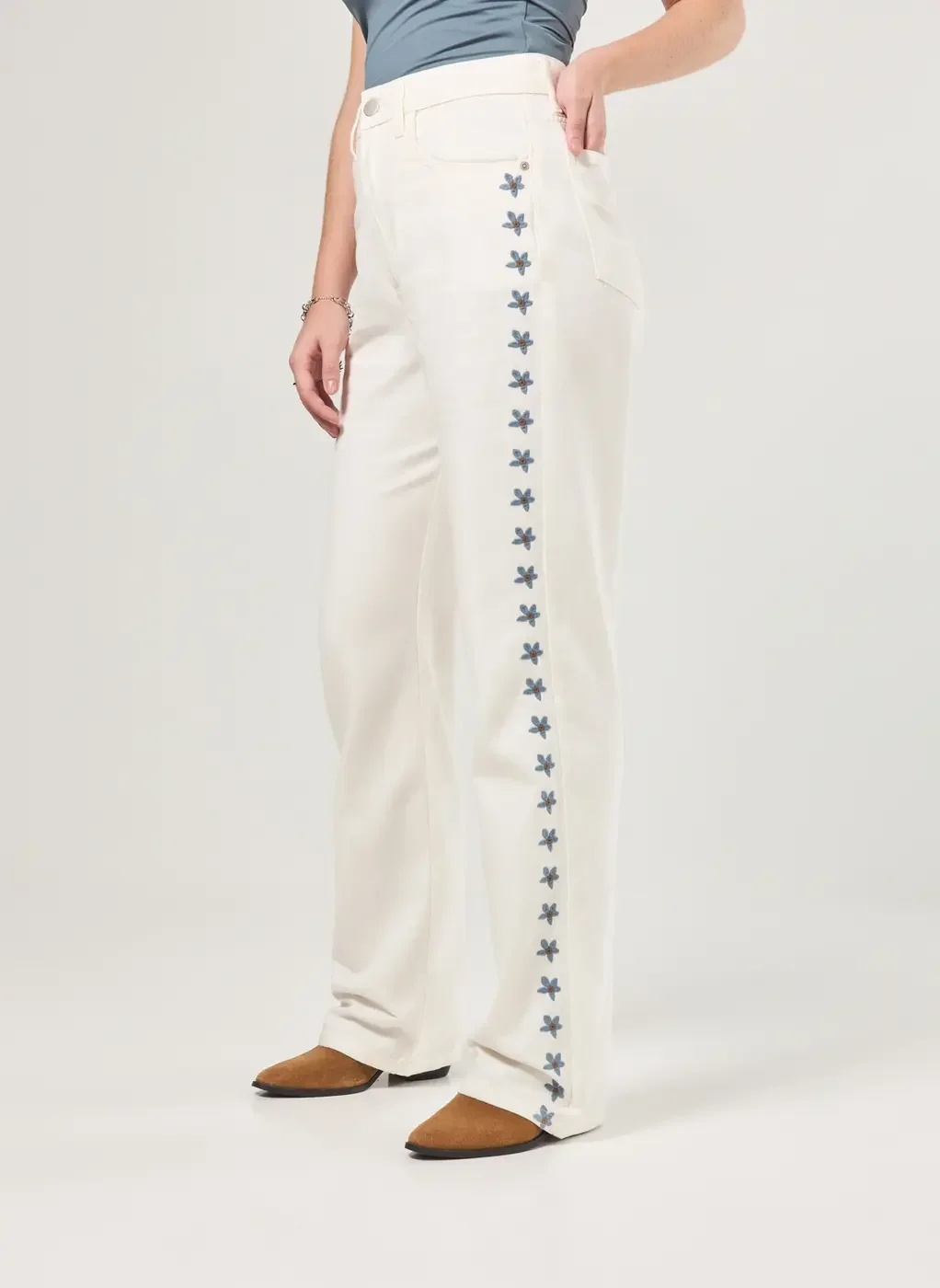 Calça Wide Leg Flores Bordadas