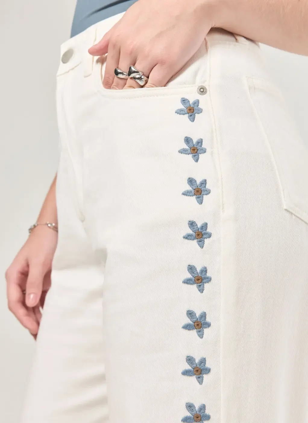 Calça Wide Leg Flores Bordadas