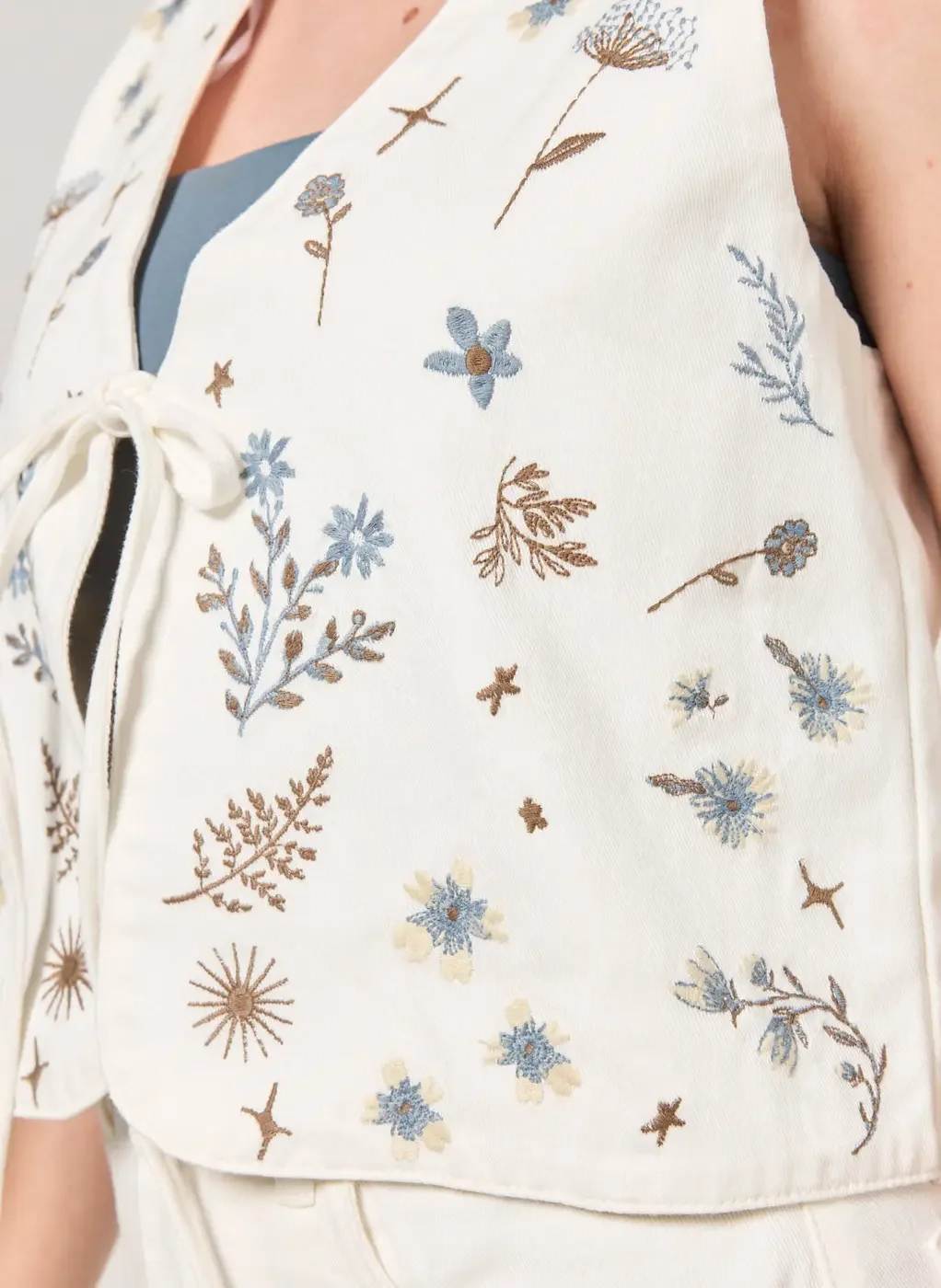 Colete Sarja Off-White Bordado Florido