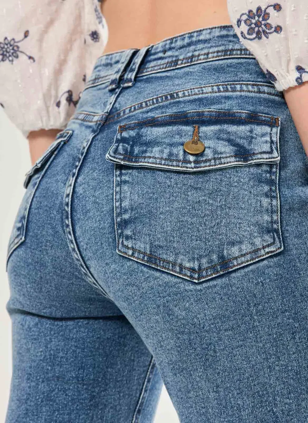 Calça Jeans Bootcut Cintura Média