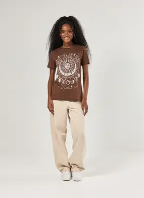 Camiseta Marrom Estampa Mística