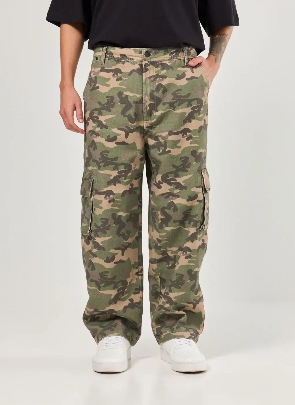 Calça Sarja Baggy Cargo Camuflada