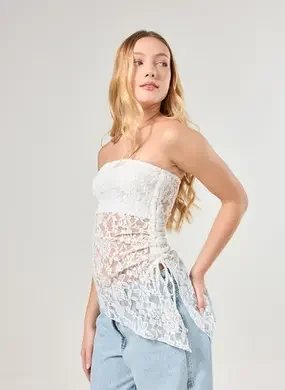 Blusa Branca Assimétrica Com Renda