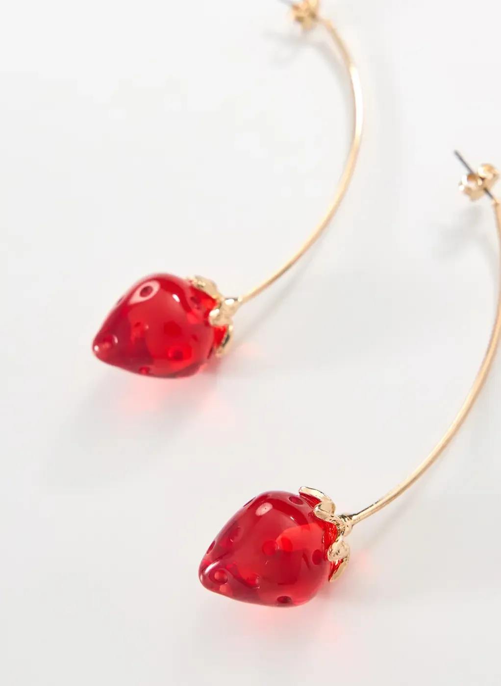 Brinco Dourado Morango Resina